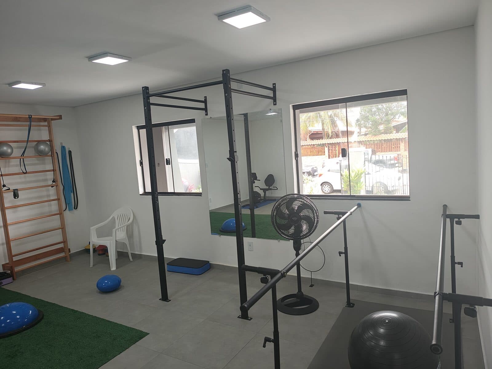 Sala de reabilitação da Ortho Neuro com equipamentos de fisioterapia em Caraguatatuba